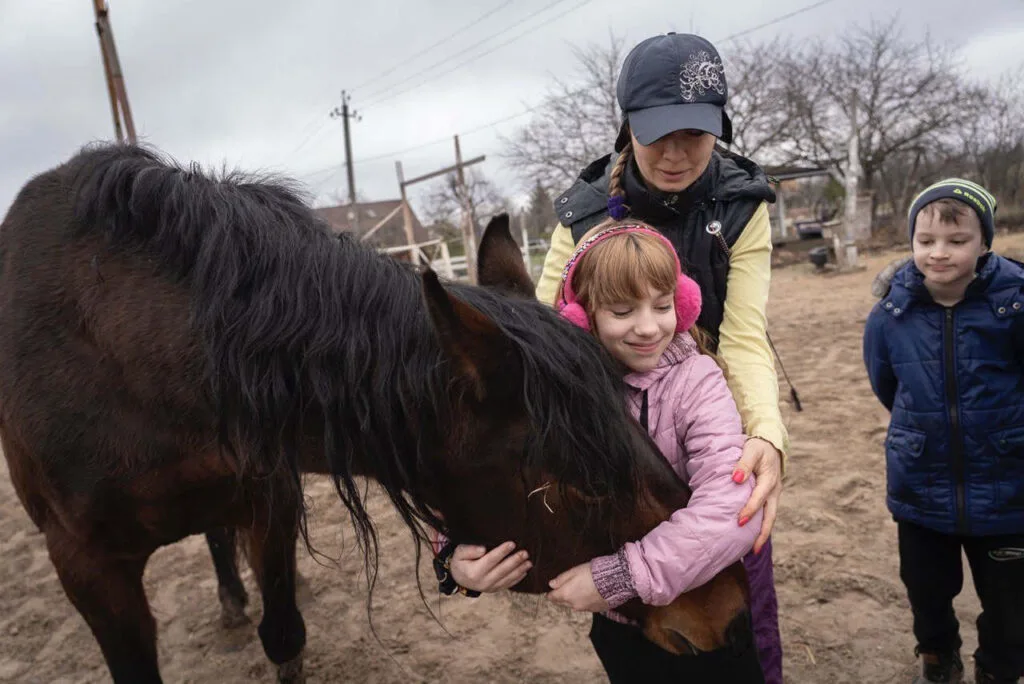 Equithérapie en Ukraine - aide humanitaire pour les blessés et traumatismes de la guerre en Ukraine