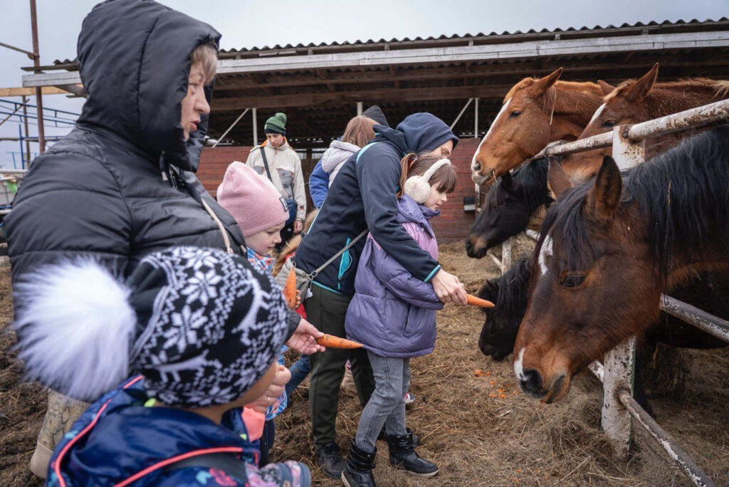 Equithérapie en Ukraine avec le CAM Ukraine. Faites un don pour soutenir ce projet humanitaire d'équithérapie en Ukraine