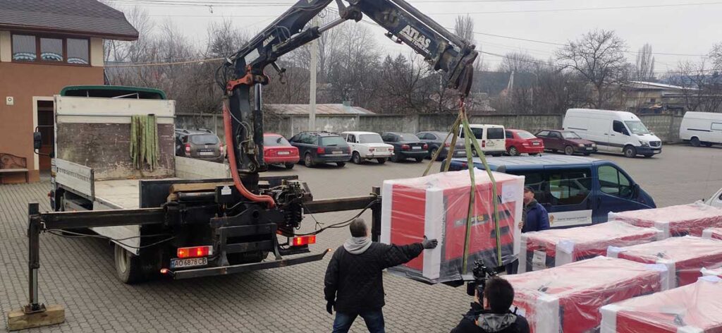 Nous aidons les civils en Ukraine en envoyant des générateurs et des citernes d'eau. Grace à vos dons, nous pouvons aider et sauver des civils en Ukraine.