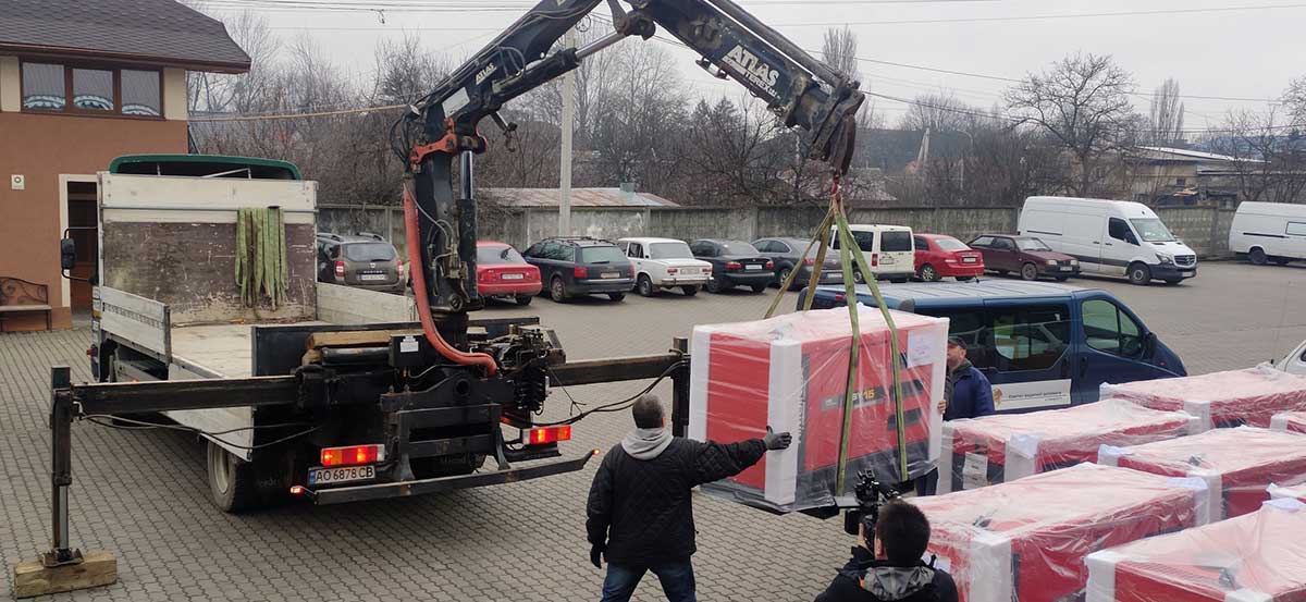 Nous aidons les civils en Ukraine en envoyant des générateurs et des citernes d'eau. Grace à vos dons, nous pouvons aider et sauver des civils en Ukraine.