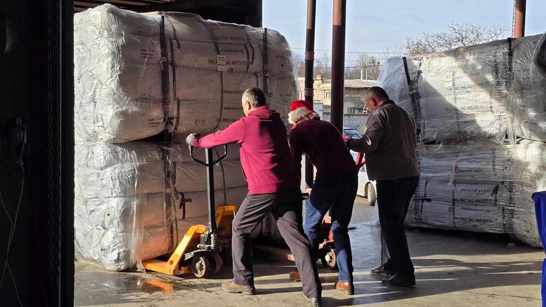 Chargement d'aide humanitaire avec le CAM Ukraine, dans nos camions, direction l'Ukraine !