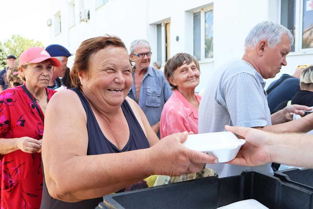 Notre food truck en Ukraine distribue de nombreux repas chauds à toute la population en Ukraine. Ici dans la ville de Kharkiv en Ukraine.