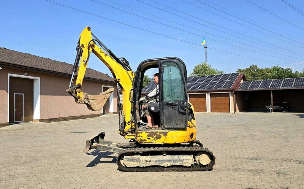 Notre association a financé cette pelleteuse pour aider l'Ukraine à réparer ses infrastructures et aider les civils ukrainiens